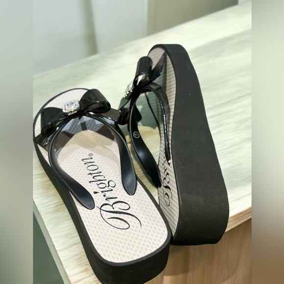 Brighton Bowie Black Silver Rhinestone Bow Wedge Flip Flops Size 7. - Picture 6 of 8